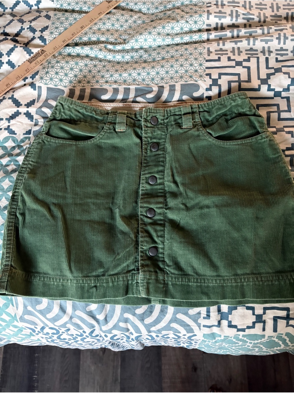 Poot Size 29 Green Corduroy Snap-Front Mini Skirt. Vintage 90’s Skater Style EUC